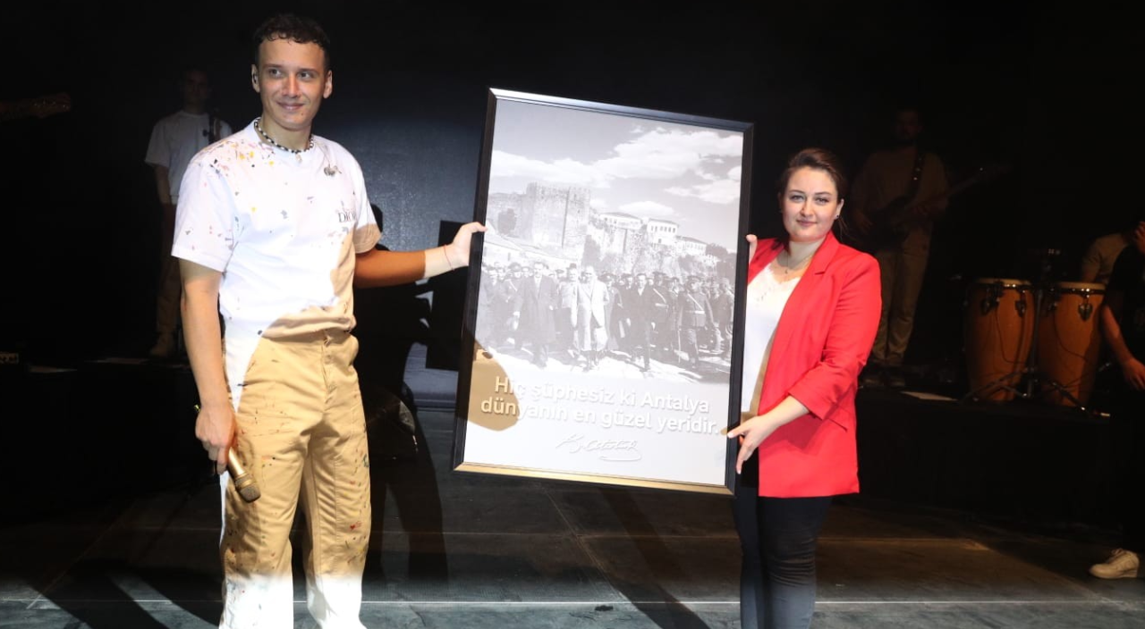 Edis ve Ali Atay şarkılarıyla Antalya'da şov yaptı!